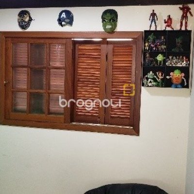 Casa com 243m², 4 quartos (sendo 1 suíte), 2 garagens, no bairro Córrego Grande em Florianópolis