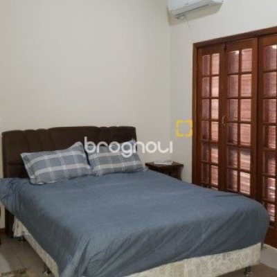 Casa com 243m², 4 quartos (sendo 1 suíte), 2 garagens, no bairro Córrego Grande em Florianópolis