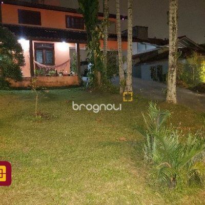 Casa com 243m², 4 quartos (sendo 1 suíte), 2 garagens, no bairro Córrego Grande em Florianópolis