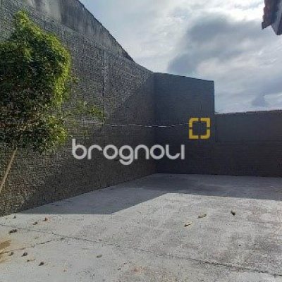 Casa com 243m², 4 quartos (sendo 1 suíte), 2 garagens, no bairro Córrego Grande em Florianópolis