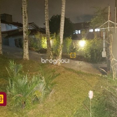 Casa com 243m², 4 quartos (sendo 1 suíte), 2 garagens, no bairro Córrego Grande em Florianópolis