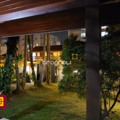 Casa com 243m², 4 quartos (sendo 1 suíte), 2 garagens, no bairro Córrego Grande em Florianópolis
