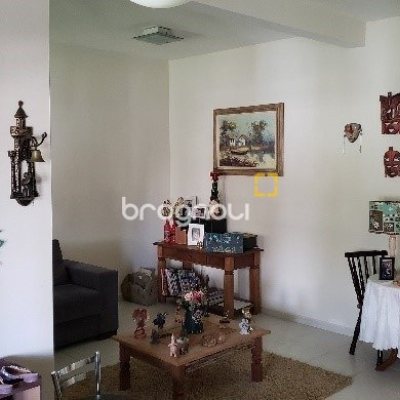 Casa com 243m², 4 quartos (sendo 1 suíte), 2 garagens, no bairro Córrego Grande em Florianópolis