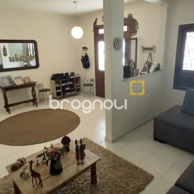 Casa com 243m², 4 quartos (sendo 1 suíte), 2 garagens, no bairro Córrego Grande em Florianópolis