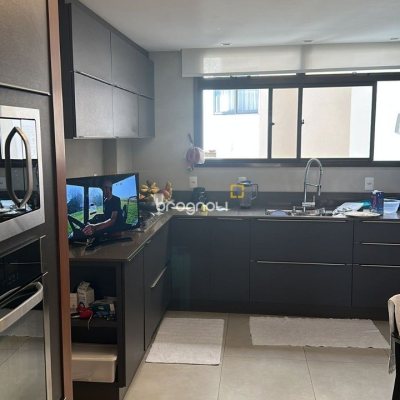 Apartamento com 170m², 3 quartos (sendo 2 suítes), 3 garagens, no bairro Centro em Florianópolis