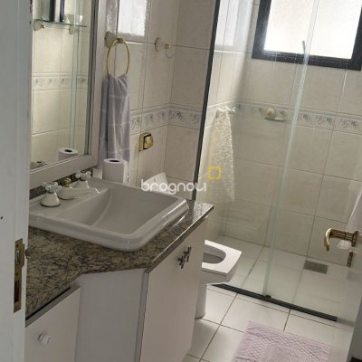 Apartamento com 170m², 3 quartos (sendo 2 suítes), 3 garagens, no bairro Centro em Florianópolis