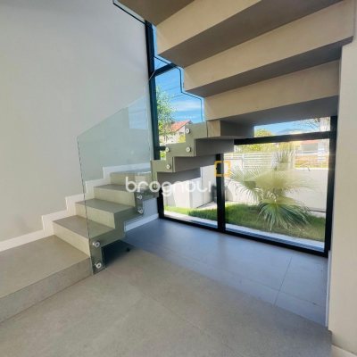 Casa com 210m², 3 quartos (sendo 3 suítes), 4 garagens, no bairro Campeche em Florianópolis