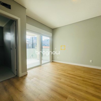 Casa com 210m², 3 quartos (sendo 3 suítes), 4 garagens, no bairro Campeche em Florianópolis