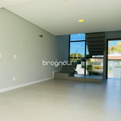 Casa com 210m², 3 quartos (sendo 3 suítes), 4 garagens, no bairro Campeche em Florianópolis
