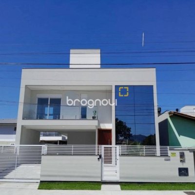 Casa com 210m², 3 quartos (sendo 3 suítes), 4 garagens, no bairro Campeche em Florianópolis