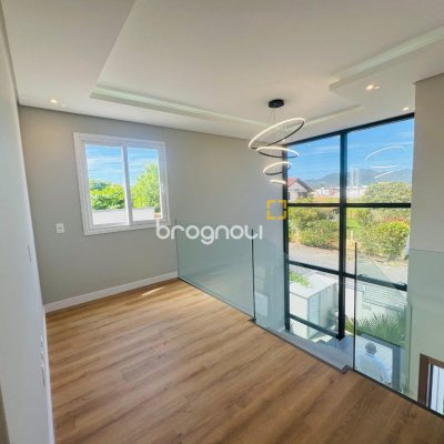 Casa com 210m², 3 quartos (sendo 3 suítes), 4 garagens, no bairro Campeche em Florianópolis