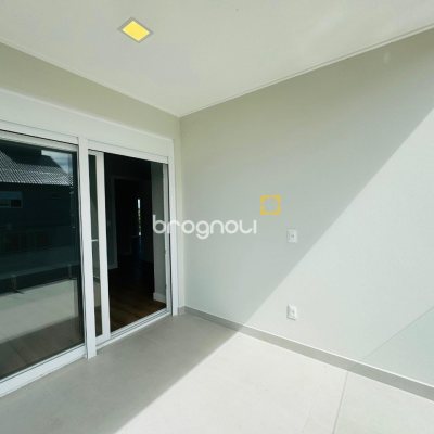 Casa com 210m², 3 quartos (sendo 3 suítes), 4 garagens, no bairro Campeche em Florianópolis
