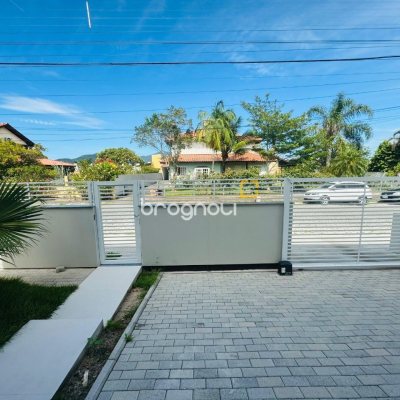 Casa com 210m², 3 quartos (sendo 3 suítes), 4 garagens, no bairro Campeche em Florianópolis