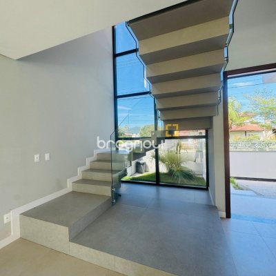 Casa com 210m², 3 quartos (sendo 3 suítes), 4 garagens, no bairro Campeche em Florianópolis