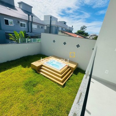 Casa com 210m², 3 quartos (sendo 3 suítes), 4 garagens, no bairro Campeche em Florianópolis