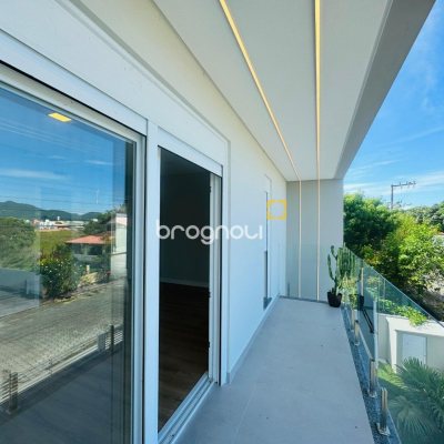 Casa com 210m², 3 quartos (sendo 3 suítes), 4 garagens, no bairro Campeche em Florianópolis
