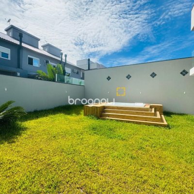 Casa com 210m², 3 quartos (sendo 3 suítes), 4 garagens, no bairro Campeche em Florianópolis