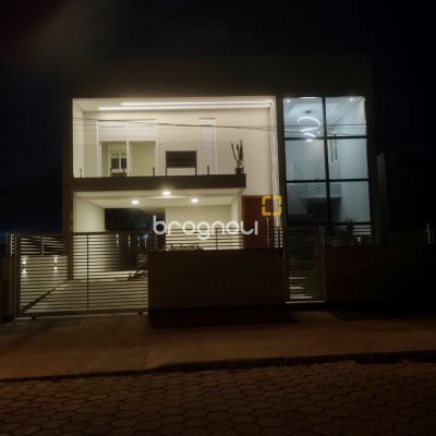 Casa com 210m², 3 quartos (sendo 3 suítes), 4 garagens, no bairro Campeche em Florianópolis