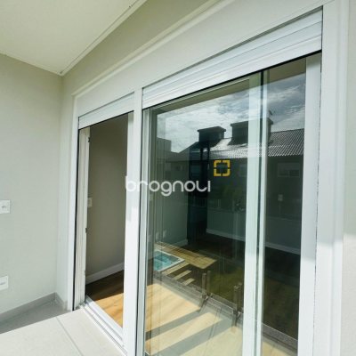 Casa com 210m², 3 quartos (sendo 3 suítes), 4 garagens, no bairro Campeche em Florianópolis