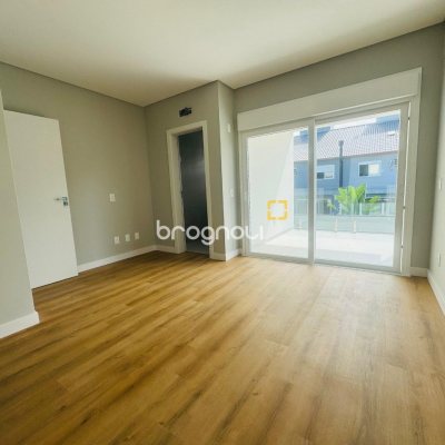 Casa com 210m², 3 quartos (sendo 3 suítes), 4 garagens, no bairro Campeche em Florianópolis