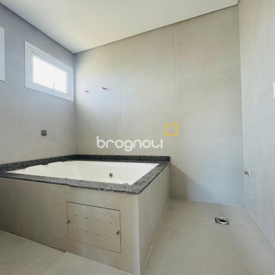 Casa com 210m², 3 quartos (sendo 3 suítes), 4 garagens, no bairro Campeche em Florianópolis
