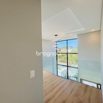 Casa com 210m², 3 quartos (sendo 3 suítes), 4 garagens, no bairro Campeche em Florianópolis