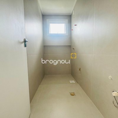 Casa com 210m², 3 quartos (sendo 3 suítes), 4 garagens, no bairro Campeche em Florianópolis