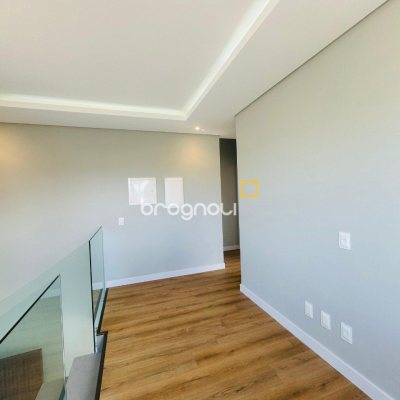 Casa com 210m², 3 quartos (sendo 3 suítes), 4 garagens, no bairro Campeche em Florianópolis