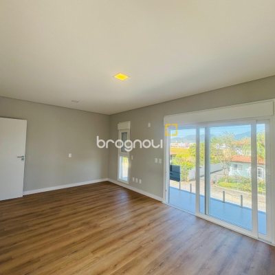 Casa com 210m², 3 quartos (sendo 3 suítes), 4 garagens, no bairro Campeche em Florianópolis