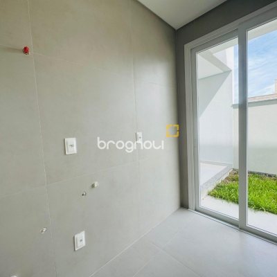 Casa com 210m², 3 quartos (sendo 3 suítes), 4 garagens, no bairro Campeche em Florianópolis