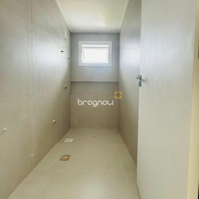 Casa com 210m², 3 quartos (sendo 3 suítes), 4 garagens, no bairro Campeche em Florianópolis