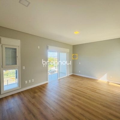 Casa com 210m², 3 quartos (sendo 3 suítes), 4 garagens, no bairro Campeche em Florianópolis