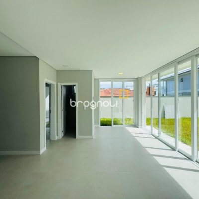 Casa com 210m², 3 quartos (sendo 3 suítes), 4 garagens, no bairro Campeche em Florianópolis