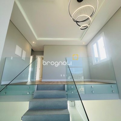 Casa com 210m², 3 quartos (sendo 3 suítes), 4 garagens, no bairro Campeche em Florianópolis