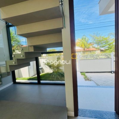 Casa com 210m², 3 quartos (sendo 3 suítes), 4 garagens, no bairro Campeche em Florianópolis