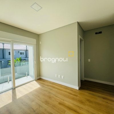 Casa com 210m², 3 quartos (sendo 3 suítes), 4 garagens, no bairro Campeche em Florianópolis
