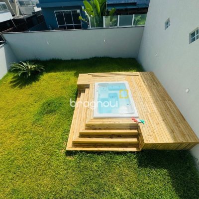Casa com 210m², 3 quartos (sendo 3 suítes), 4 garagens, no bairro Campeche em Florianópolis