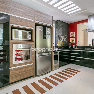 Casa com 410m², 4 quartos (sendo 4 suítes), 3 garagens, no bairro Praia Mole em Florianópolis
