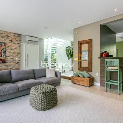 Casa com 410m², 4 quartos (sendo 4 suítes), 3 garagens, no bairro Praia Mole em Florianópolis