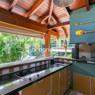 Casa com 410m², 4 quartos (sendo 4 suítes), 3 garagens, no bairro Praia Mole em Florianópolis