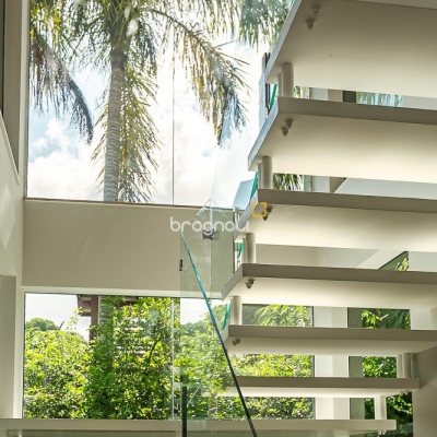 Casa com 410m², 4 quartos (sendo 4 suítes), 3 garagens, no bairro Praia Mole em Florianópolis