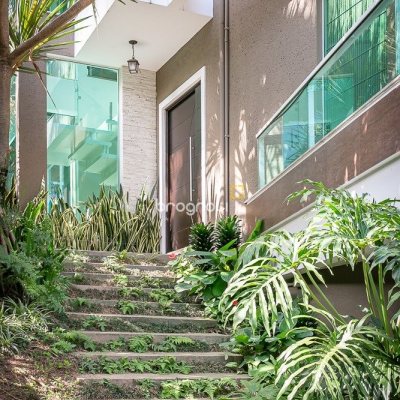 Casa com 410m², 4 quartos (sendo 4 suítes), 3 garagens, no bairro Praia Mole em Florianópolis