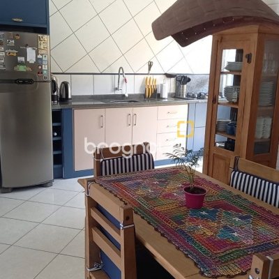 Casa com 136m², 3 quartos (sendo 1 suíte), 2 garagens, no bairro Campeche em Florianópolis