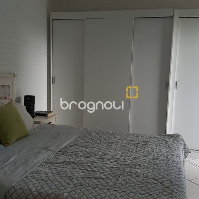 Casa com 136m², 3 quartos (sendo 1 suíte), 2 garagens, no bairro Campeche em Florianópolis