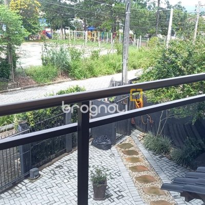 Casa com 136m², 3 quartos (sendo 1 suíte), 2 garagens, no bairro Campeche em Florianópolis