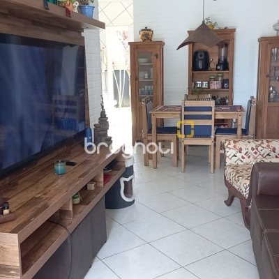 Casa com 136m², 3 quartos (sendo 1 suíte), 2 garagens, no bairro Campeche em Florianópolis
