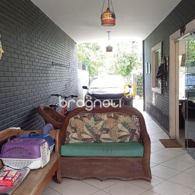 Casa com 136m², 3 quartos (sendo 1 suíte), 2 garagens, no bairro Campeche em Florianópolis