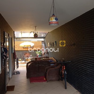 Casa com 136m², 3 quartos (sendo 1 suíte), 2 garagens, no bairro Campeche em Florianópolis