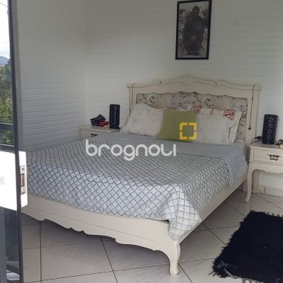 Casa com 136m², 3 quartos (sendo 1 suíte), 2 garagens, no bairro Campeche em Florianópolis