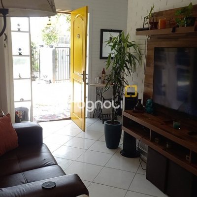 Casa com 136m², 3 quartos (sendo 1 suíte), 2 garagens, no bairro Campeche em Florianópolis
